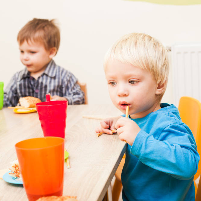 kids_enjoying_snacks